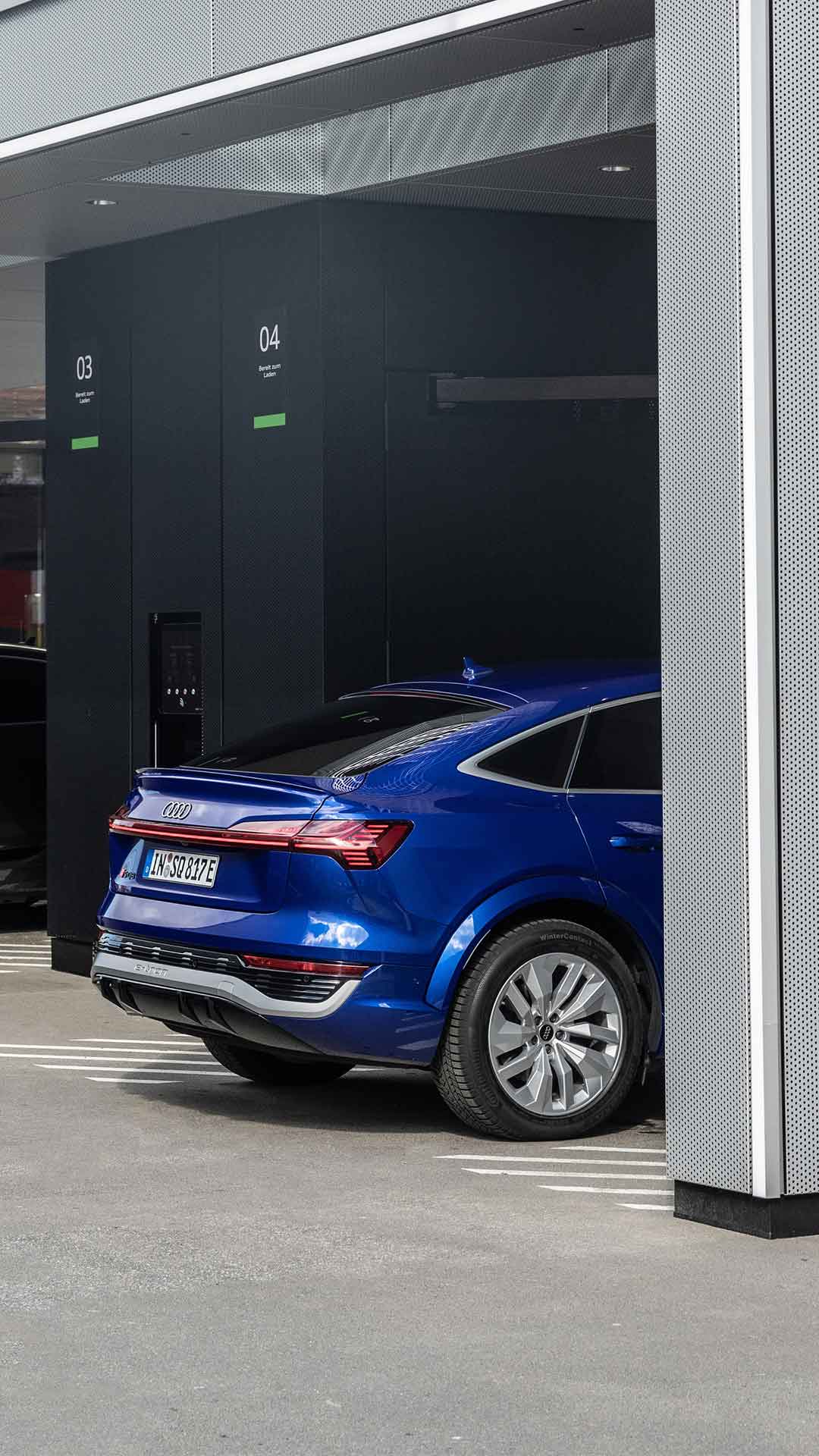 Audi SQ8 Sportback e-tron steht im Audi charging hub